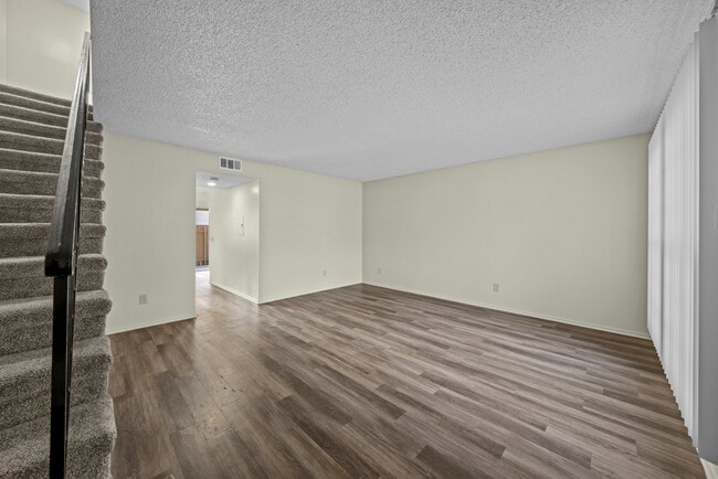 Building Photo - Los Robles Villas