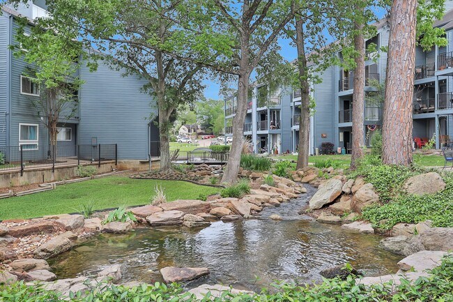 Foto del edificio - 12500 Melville Dr