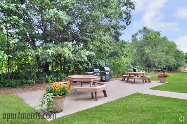Barbeque - Edgewater Apartments