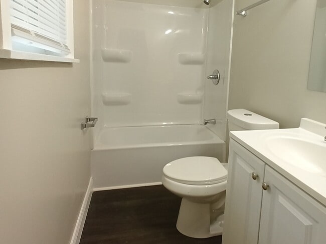 Building Photo - 47 Oakwood Dr