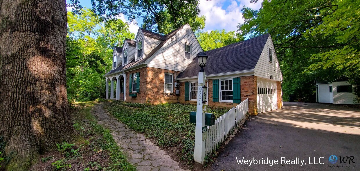 Primary Photo - Spacious 3 Bedroom 1.5 Bathroom House in F...