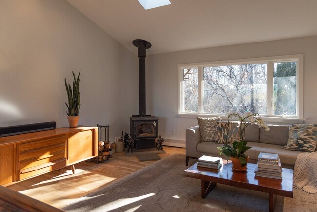 Building Photo - 71 Island View Dr W