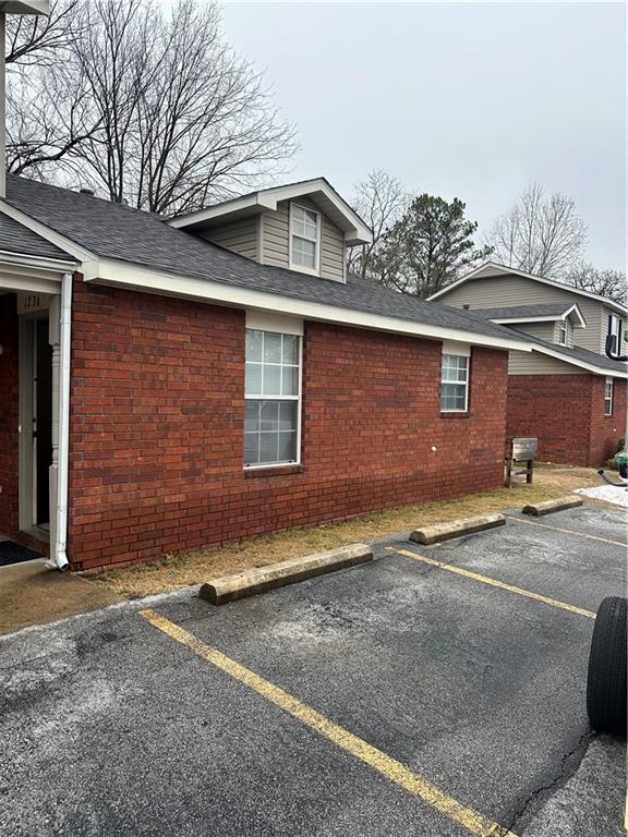 Primary Photo - 1236 N Iron Horse Dr