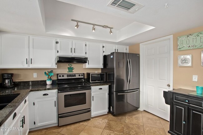 Building Photo - 5809 E Gelding Dr