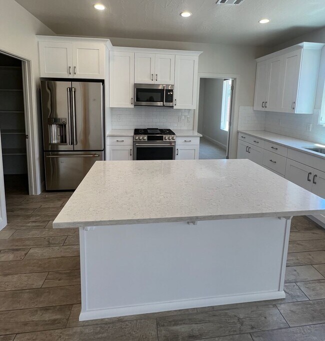 Building Photo - Stunning 5 bedroom, 2.5 bathroom home in d...