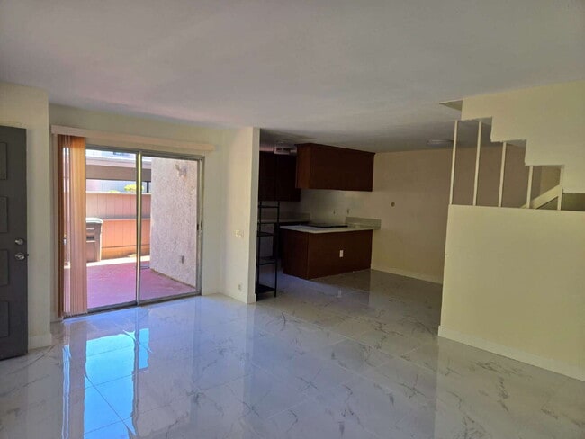 Building Photo - Spacious 3-bed, 2-bath condo is located in the heart of UTC, right on the UCSD bus line! It featu...