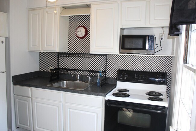 Building Photo - 2029 E Powell Ave