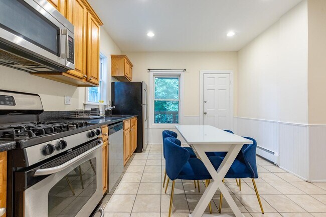 Foto del edificio - Massive 5 Bed / 2 Bath Duplex in Mission Hill — 2,000 Sq Ft, In-Unit Laundry, Updated Kitchen, Pr...