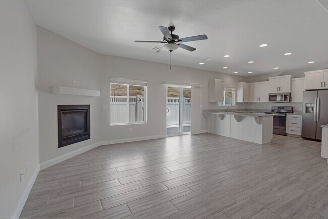 Foto del edificio - 668 E Fiddlers Canyon Rd