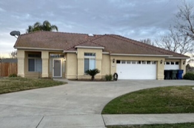 Foto del edificio - Spacious home in Lemoore