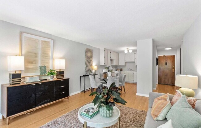 Foto del edificio - "Chic 1-Bedroom Gem with Elegant Finishes & Central Vacuum on Monterey Blvd!"