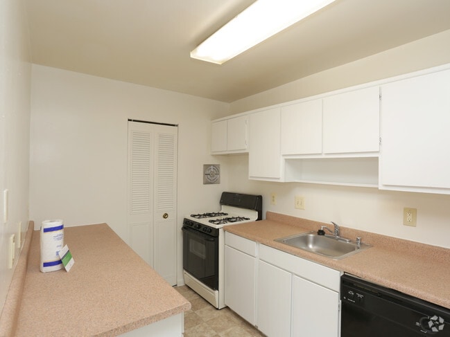 2BR, 1BA - Quiet Waters Landing