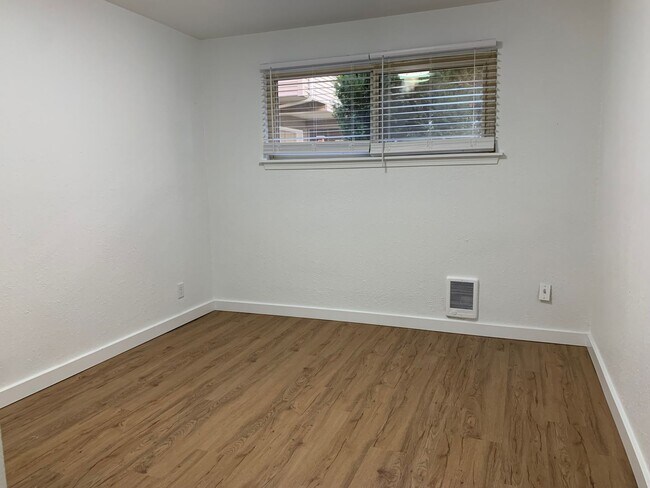Foto del edificio - NEW, HIGH-END RENOVATED 1 bed / 1 bath at the Lydia in Ballard! In-Unit Laundry!