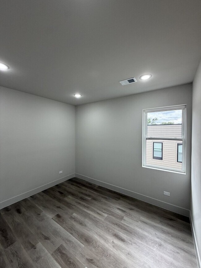 Foto del edificio - 6603 S Langley Ave