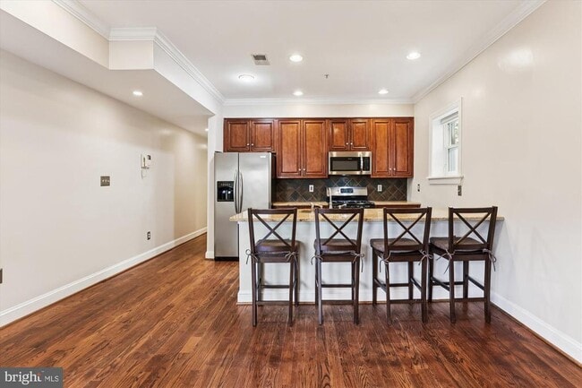 Building Photo - 1116 C St NE