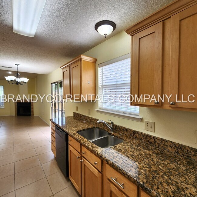Building Photo - 1901 Dickens Dr