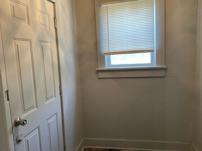 Building Photo - PRE LEASING to Approved Applicants! . 3 Be...