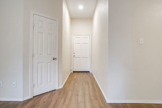 Building Photo - Charming, updating 3 bedroom home in east Fort Worth