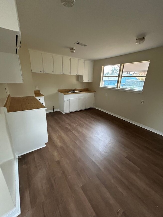 Building Photo - Home for rent