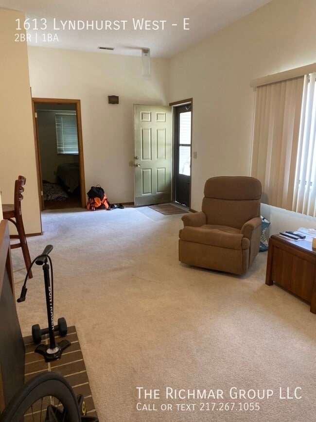 Building Photo - Great 2BR Savoy condo by theater, Schnucks...