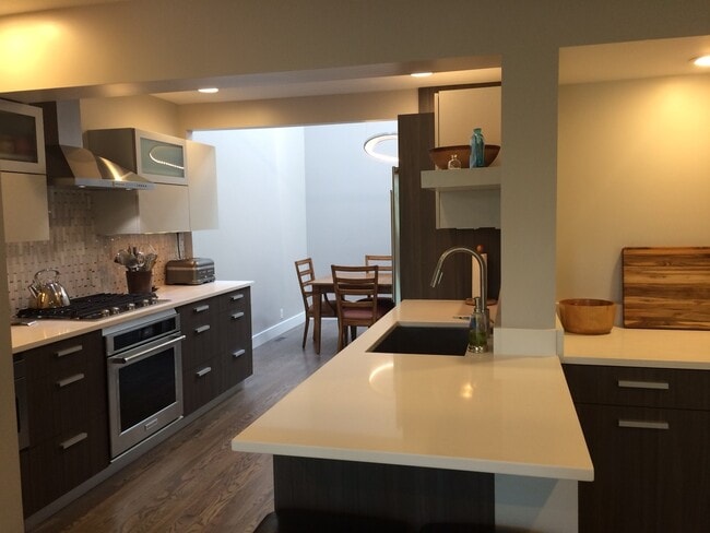 Building Photo - 3792 Lakebriar Dr