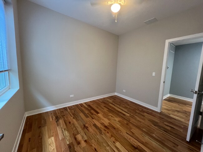 Foto del edificio - 5843 W Corcoran Pl