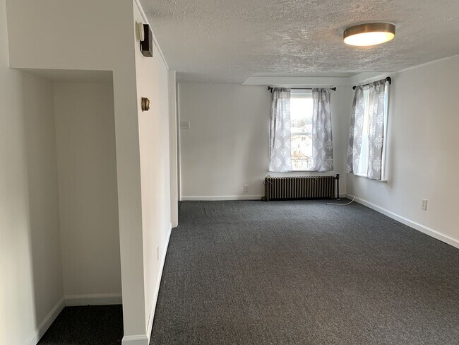 Foto del edificio - HEAT IS NOW INCLUDED IN THE RENT!Charming 2-Bedroom, 1-Bath Single-Family Home in the Borough of ...