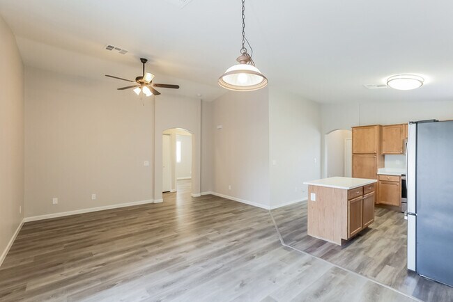 Building Photo - 1625 E Aspen Ave