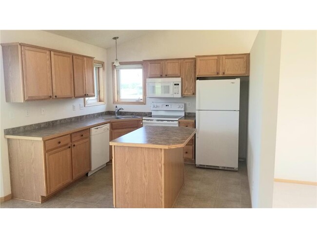 Building Photo - 470 Highland Dr