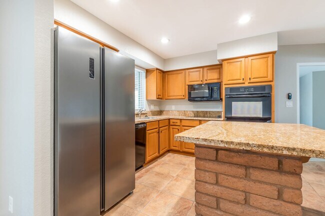 Building Photo - 303 E Ellis Drive