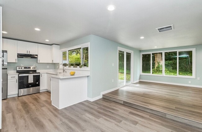 Building Photo - Mountlake Beautiful