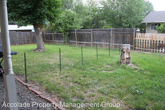 Building Photo - 1213 N Delphine St