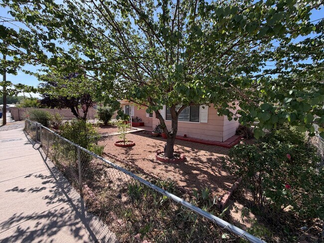 Foto del edificio - 3 Bedroom Single Story Home Available Near 12th St NW & Menaul Blvd NW!