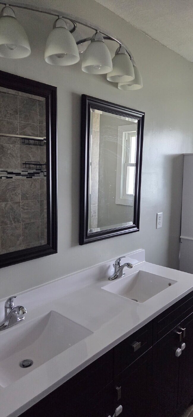 Foto del edificio - Charming 4-Bedroom Haven with Hardwood Elegance on Main St, New Prague!