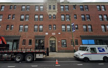 Building Photo - 3335 W Diversey Ave