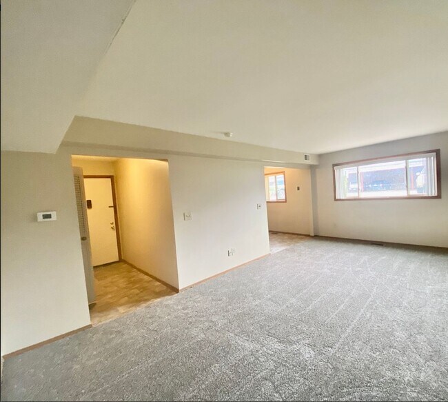 Building Photo - 2 Bedroom/1.5 Bathroom Apartment - Second Floor