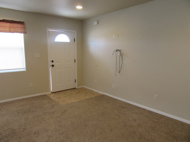 Living Room/Entry - 421 W Aspen Ave
