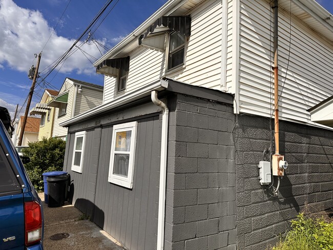 Building Photo - 1111 Garfield St