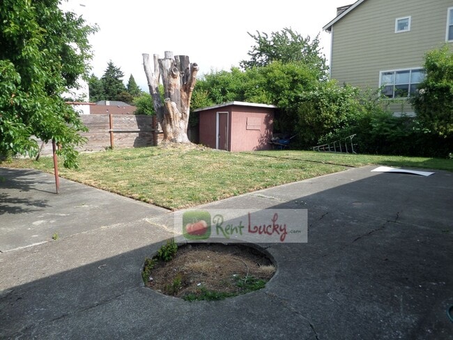 Building Photo - Super-Cute 2-Bedroom Home w/Attached Garage and Large Yard in Great Seattle Location!!