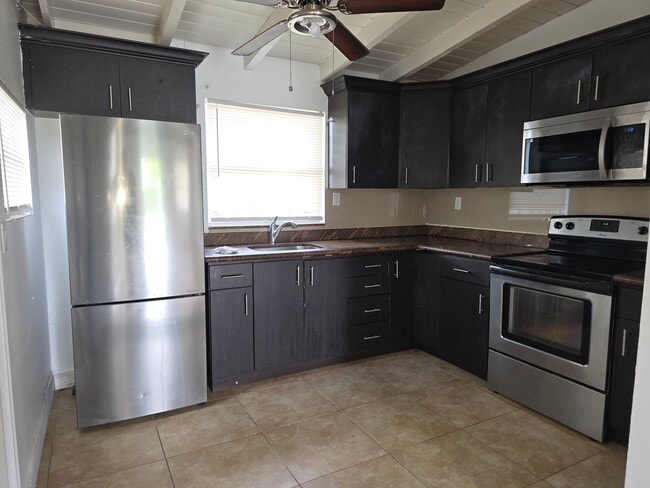 Building Photo - 3701 SW 48th Ave
