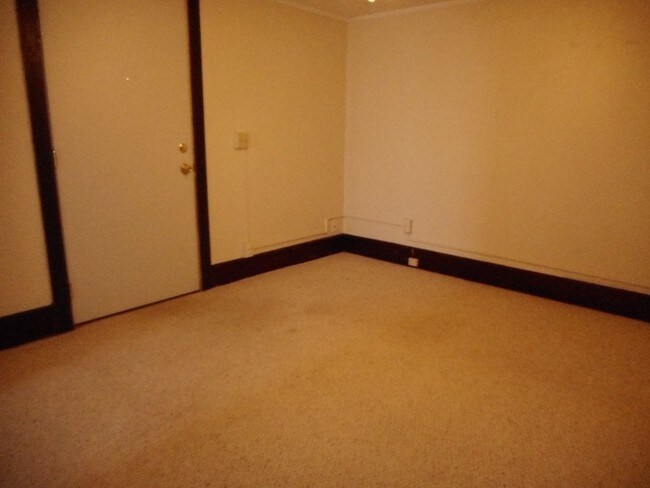 Building Photo - Second Floor Apartment