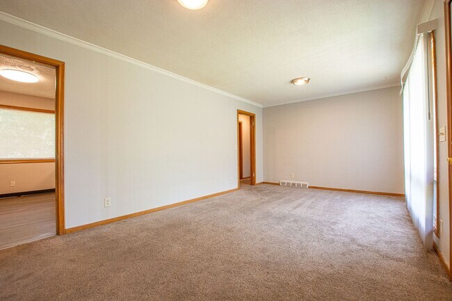 Building Photo - Extremely Spacious 2 Bedroom / 1 Bath Home