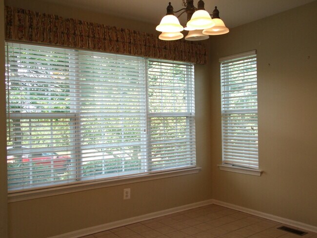 Building Photo - 12 Roxiticus Ct