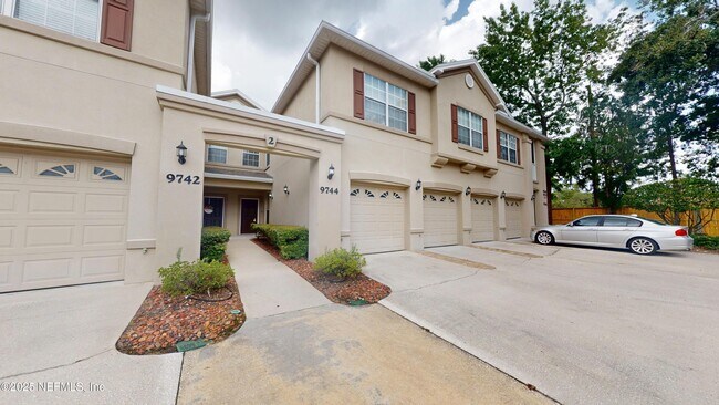 Foto del edificio - 9744 Summer Grove Way W