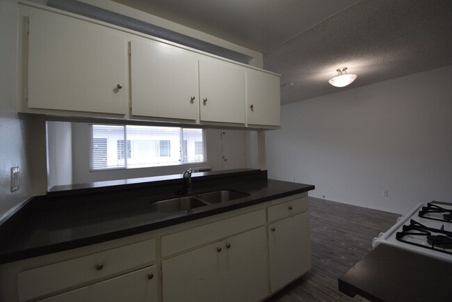 Building Photo - 14142 Victory Blvd