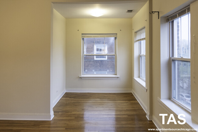 Foto del edificio - 3529.5 North Broadway