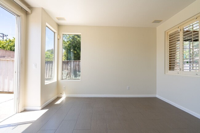 Building Photo - ***Exceptional 3BR/2.5BA Residence in Prime *** San Leandro Location
