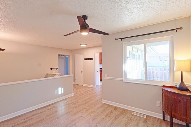 Foto del edificio - Spacious 3-Bedroom Condo with Finished Basement & Private Fenced Yard!
