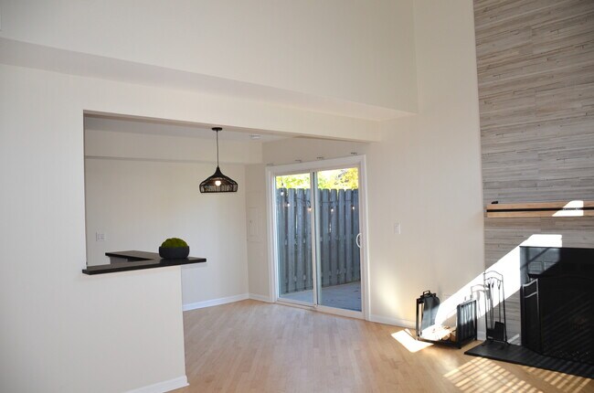 Building Photo - 1218 N Knollwood Dr