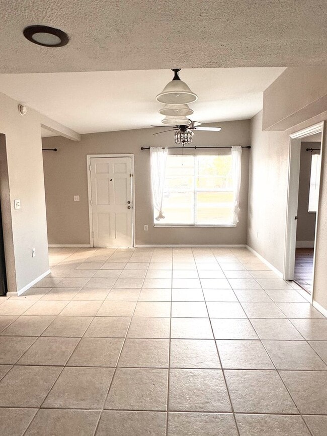 Building Photo - Charming 3-Bedroom Home in Seminole, FL - SECTION 8/HOUSING VOUCHER ACCEPTED!